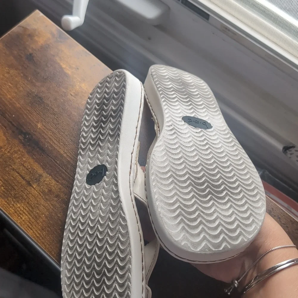 B.o.c Women's Size 8 White Leather Slip-On Flat Sandals / Flip Flops